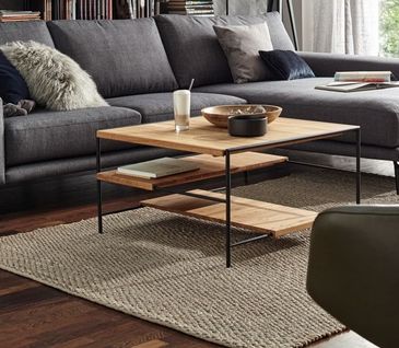 Moderner Couchtisch mit einer Platte aus Holz und einem filigranen Metallgestell