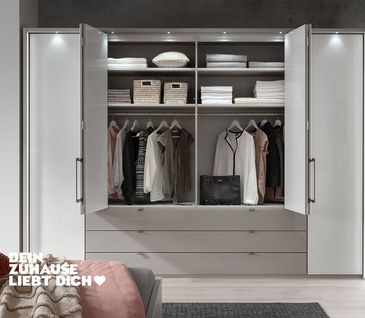 Minimalistischer Schlafzimmerschrank mit Drehtüren und Schubladen für extra viel Stauraum, inkl. Beleuchtung.