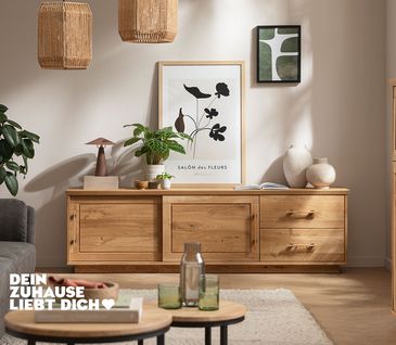 Wohnzimmer mit Lowboard und Highboard aus Wildeiche im modernen Landhausstil.