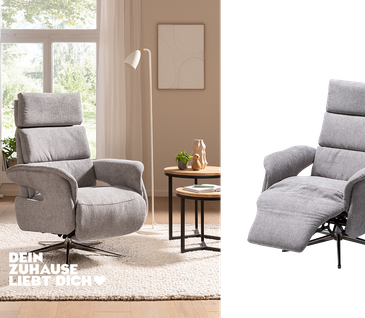Relaxsessel mit hellgrauem Stoffbezug und ausklappbarer Fußstütze.