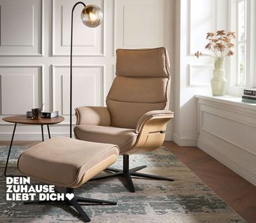 Funktions-Sessel mit beigem Wildleder und Holzschale aus Wildeiche mit passendem Fußhocker.