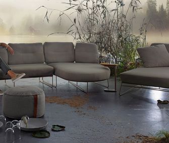 Moderne Gartenlounge in Hellgrau mit passendem Daybed.