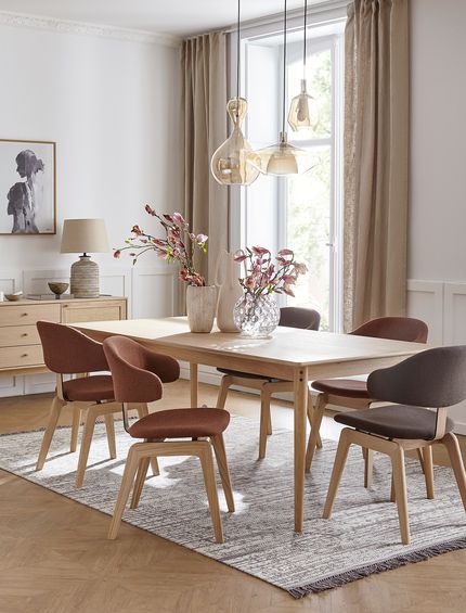 Esszimmer im Skandi-Stil mit hellem Holz-Esstisch, passendem Sidebaord und Stühlen.