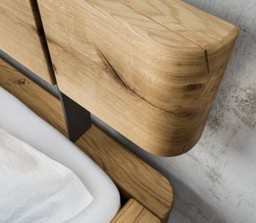 Detailbild des Bettrahmens von Massivholzbett.