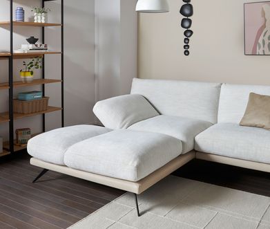 Modernes weißtes Sofa mit klappbaren Lehnen bei Chaiselongue.
