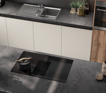 Küche mit optimal geplanter Anordnung von E-Geräten.