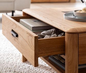 Geöffnete Schublade eines Wohnzimmertisches aus Wildeiche Massivholz.