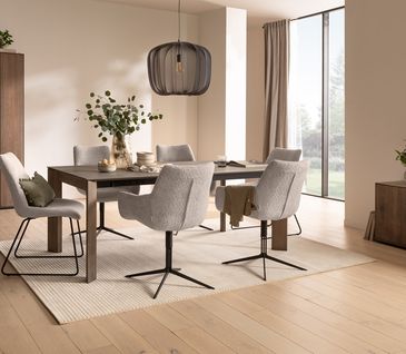 Beige hat viele Facetten: Die Zusammenstellung von Möbeln, Wand und Accessoires bringt Harmonie pur. Hell eingerichtetes Esszimmer mit großem Holztisch, Esszimmerstühlen in beigem Bouclé und Holzmöbeln für Stauraum.