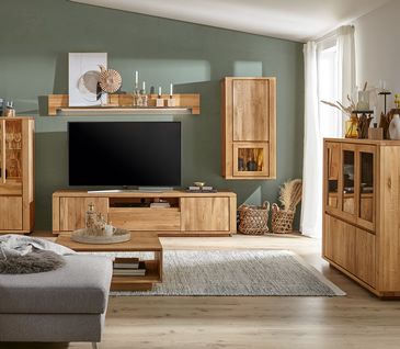 Wohnzimmer klassisch eingerichtet mit Wohnwand aus Massivholz.