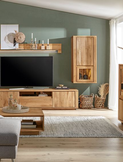 Wohnzimmer klassisch eingerichtet mit Wohnwand aus Massivholz.