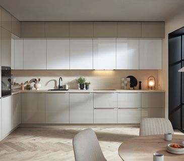 Helle L-Küche in Beige mit viel Stauraum und offenem Essbereich.