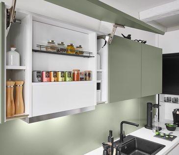 Hängeschrank in einer Küche in Salbeigruen