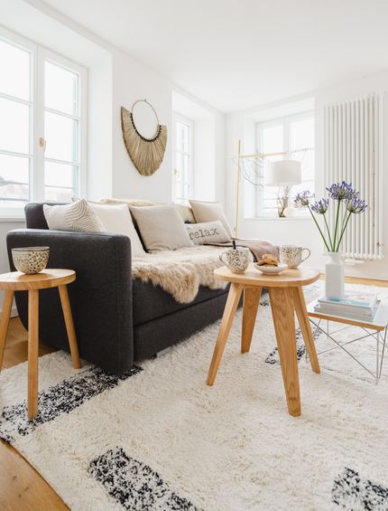 Gemütliches helles Wohnzimmer im Hygge-Stil.