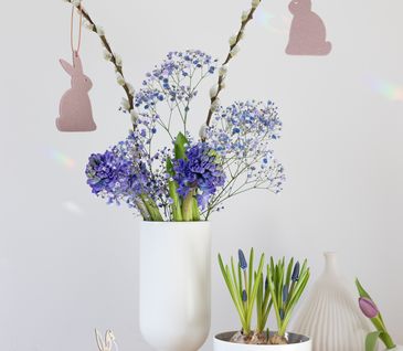 Lila Blumen-Bouquet mit Oster-Deko.