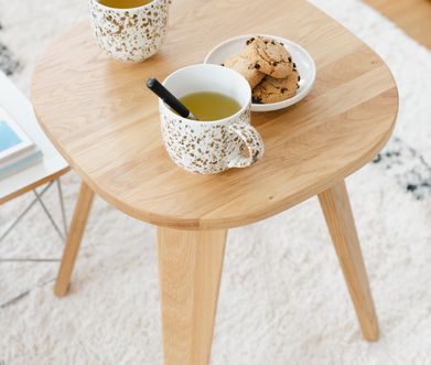 Beistelltisch im Hyggestil mit Tassen und Cookies.