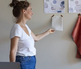 Interior Stylistin Nicole Zweig mit Stoff- und Farbmuster.