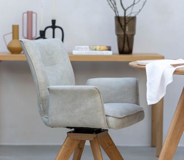 Armlehnstuhl Westmore: Zeitloses Design und dank der hochwertigen Materialien ideal für den Alltag. Armlehnstuhl Westmore von NATURA HOME mit silbergrauem Stoffbezug und Gestell aus Eiche.