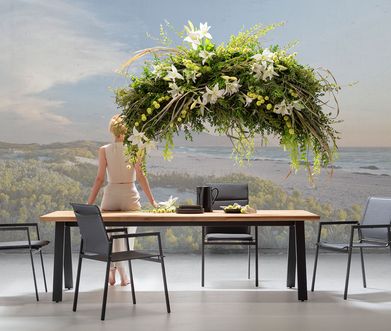 Eleganter Outdoortisch mit Holzplatte und Metallgestell und Outdoorstühlen in Anthrazit.