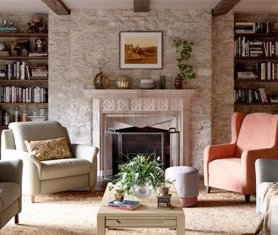 Britisches Wohnzimmer mit vielen bunt zusammengewürfelten Polstermöbeln  und braunen Regalen