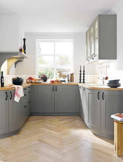 Hellgraue Küche von Schüller in U-Form