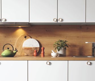 Weiße Küche im Skandistil mit Holzarbeitsplatte und -rückwand