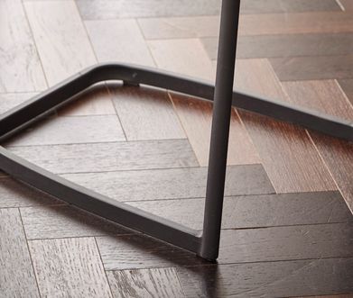 Das U-förmige Gestell ist das typische Merkmal von Freischwingern Nahaufnahme eines Metallgestells von einem Freischwingerstuhl