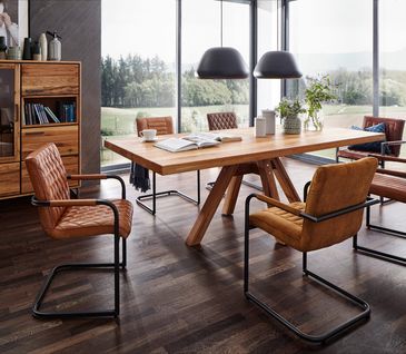 Esszimmer im Industrialstil mit Freischwingern in braunen Lederbezügen