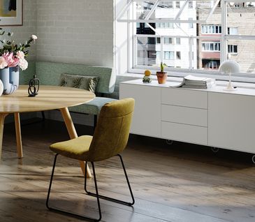 Wohnzimmer mit Esstisch, Sofa und Sideboard im Summer Loft Look