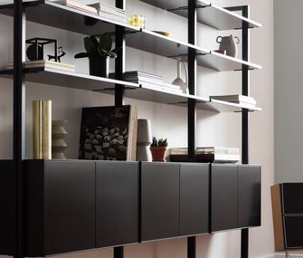 Wandregale zaubern elegantes Retro-Flair in deinen Wohnraum Filigranes schwarzes Wandregal dekoriert mit verschiedener Dekoration