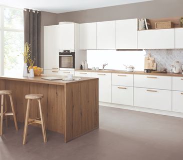 Weiße Küche im Skandistil mit Holzakzenten und Kücheninsel