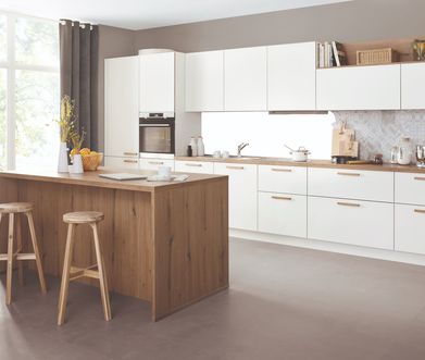 Weiße Küche im Skandistil mit Holzakzenten und Kücheninsel