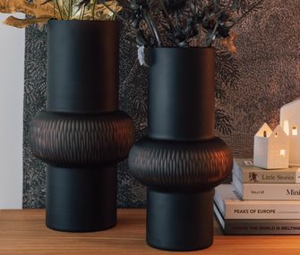 Braune Vasen  mit Blumen auf Sideboard