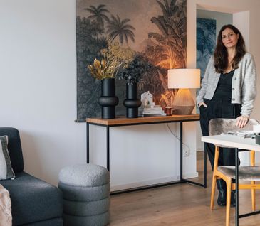 Dekorierter Beistelltisch mit Vasen und Lampe neben Interior Stylistin Nicole Zweig