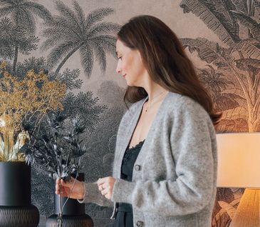 Interior Stylistin Nicole Zweig beim Dekorieren