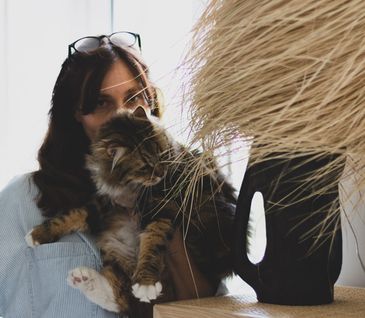 Nicole Zweig mit ihrer Katze und Strohlampe