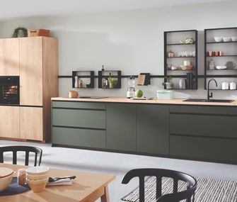 Dunkelgrüne Küche im Skandi-Stil mit Deko
