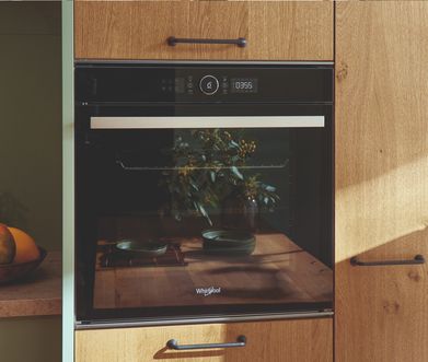 Eingebauter Ofen in holzfarbiger Küche