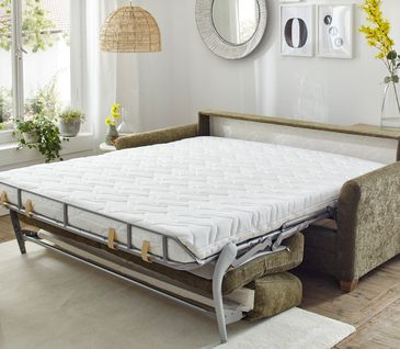 Dunkelgrünes Schlafsofa von NATURA HOME ausgezogen zum Schlafen