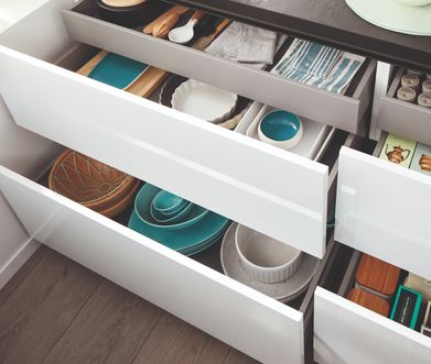 Weiße Küche mit übersichtlichem Stauraumsystem in Schubladen zur Aufbewahrung von Geschirr