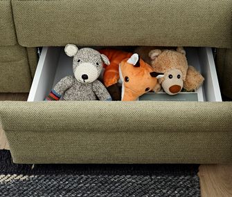 Schöne Sofas mit Schlaffunktion bei Homepoet entdecken Hellgrünes Ecksofa mit Schlaffunktion und Bettkasten gefüllt mit Kuscheltieren