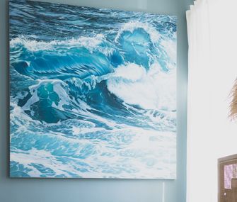 Wand mit großem Bild, auf dem stürmische Wellen zu sehen sind