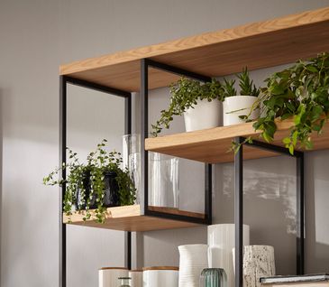 Zwei dekorierte Regale mit Einlegeböden aus Massivholz und Metallgestellen