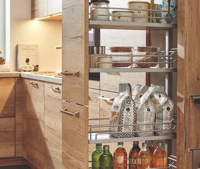 Schrank mit Apothekerauszug voller Vorräte in holzfarbiger Küche