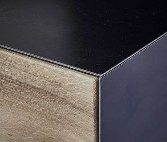 Materialmix für Ihre Kastenmöbel Nahaufnahme Kommode aus Holz und Metall