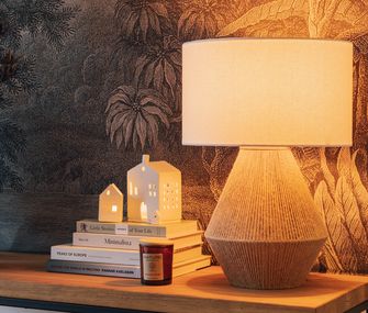 Tischleuchte in natürlichem Braunton auf Beistelltisch