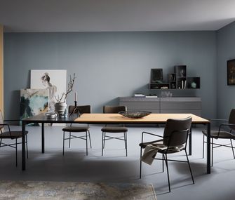 Materialmix zu 100%: Jedes Möbelstück besteht aus einem anderen Materia Minimalistisches Esszimmer mit Tisch aus Holz und Keramik, Stühlen aus Leder und einer Kommode aus Lack