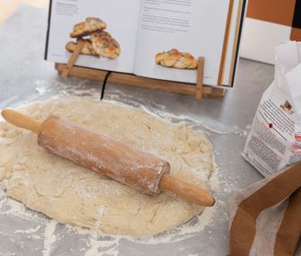 Ausgerollter Hefeteig für Kardamonschnecken von Nicole