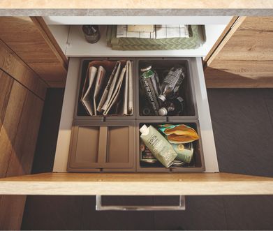 Holzfarbige Küche mit Abfalltrennsystem unter der Spüle