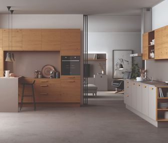 Küche im Skandistil mit Holz- und hellgrauen Küchenfronten als Akzent