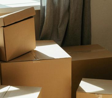 Raum mit Kartons fertig gepackt für den Umzug